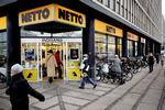 Jobcenter? Tag et job i Netto, lyder rådet fra regeringen til de nyuddannede akademikere, men helt så enkelt kan tingene ikke gøres op. 