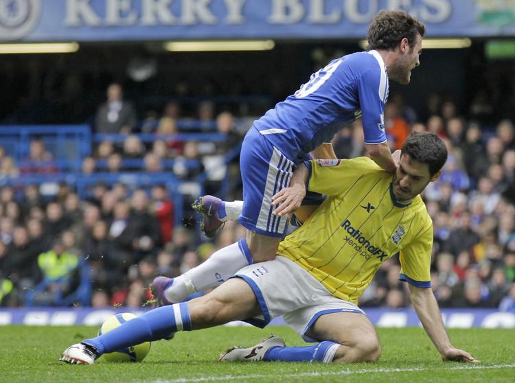 AFBRÆNDEREN. Med et brændt straffespark var Juan Mata (i blåt) med til at forstærke Chelseas krise. 