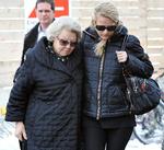 Sorg. Hollands dronning Beatrix og prins Johan Frisos hustru Mabel ankommer til hospitalet i Innsbruck. 