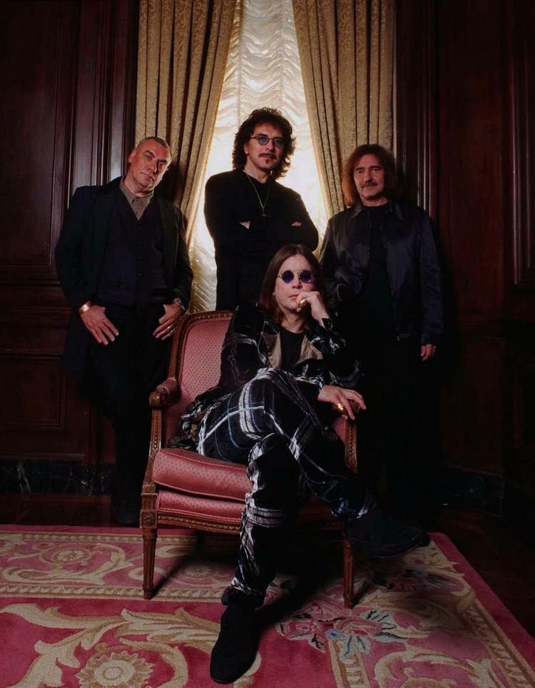 Aflysning. Tony Iommis (bagerst i midten) kræftsygdom gør, at Black Sabbath aflyser deres koncert på Jelling Musikfestival.  Ozzy Osbourne (forrest) overtager pladsen i programmet med Ozzy &amp; Friends. 