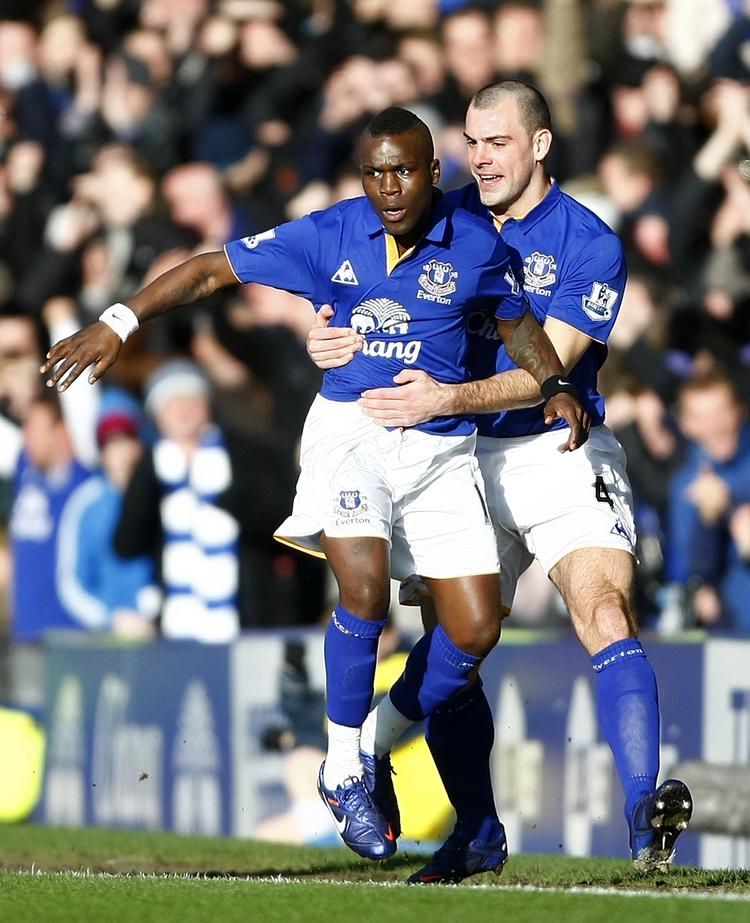 VIDERE. Med Ryston Drenthe (tv.) som målscorer er Everton klar til FA Cup-kvartfinalerne. 