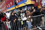 Mange mennesker er gået på gaden i Newark, New Jersey for at tage afsked med Whitney Houston. 