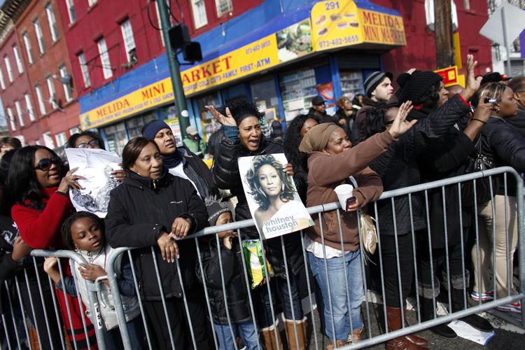 Mange mennesker er gået på gaden i Newark, New Jersey for at tage afsked med Whitney Houston. 