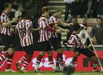 Sunderlandsejr. Tidligere Manchester United-spiller Kieran Richardson fejrer sin scoring til 1-0. I anden halvleg afgjorde Alex Oxlade-Chamberlain kampen med et selvmål. 