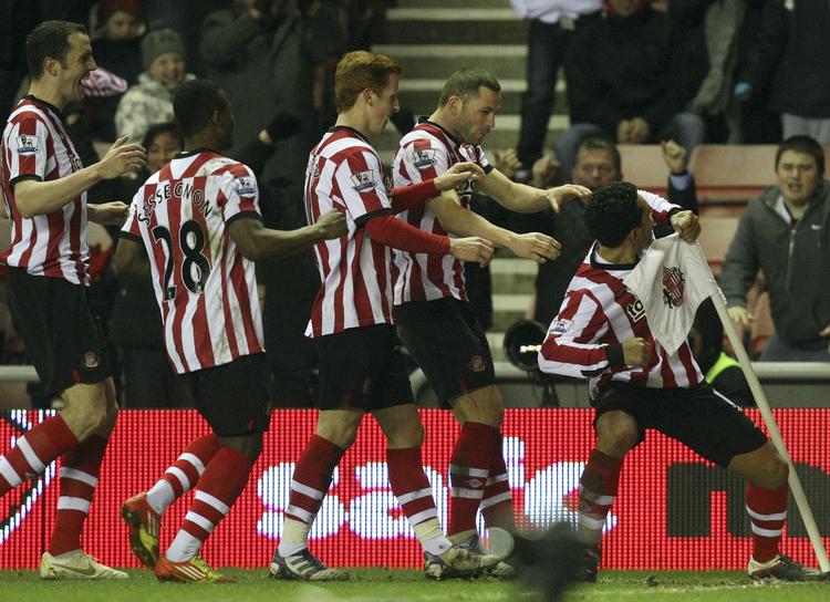 Sunderlandsejr. Tidligere Manchester United-spiller Kieran Richardson fejrer sin scoring til 1-0. I anden halvleg afgjorde Alex Oxlade-Chamberlain kampen med et selvmål. 