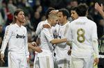 Real Madrid's Karim Benzema fejrer sin scoring sammen med holdkammeraterne. 