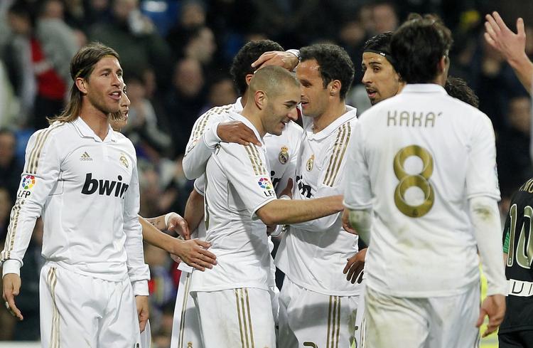 Real Madrid's Karim Benzema fejrer sin scoring sammen med holdkammeraterne. 
