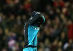 Ude. Theo Walcott græmmede sig undervejs i kampen mod Sunderland. 