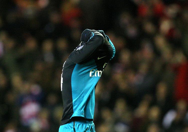 Ude. Theo Walcott græmmede sig undervejs i kampen mod Sunderland. 
