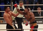 Slået. Dereck Chisora (t.h) gik tiden ud mod Klitschko. 