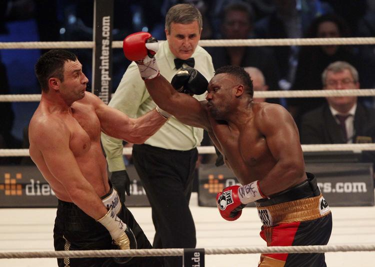 Slået. Dereck Chisora (t.h) gik tiden ud mod Klitschko. 