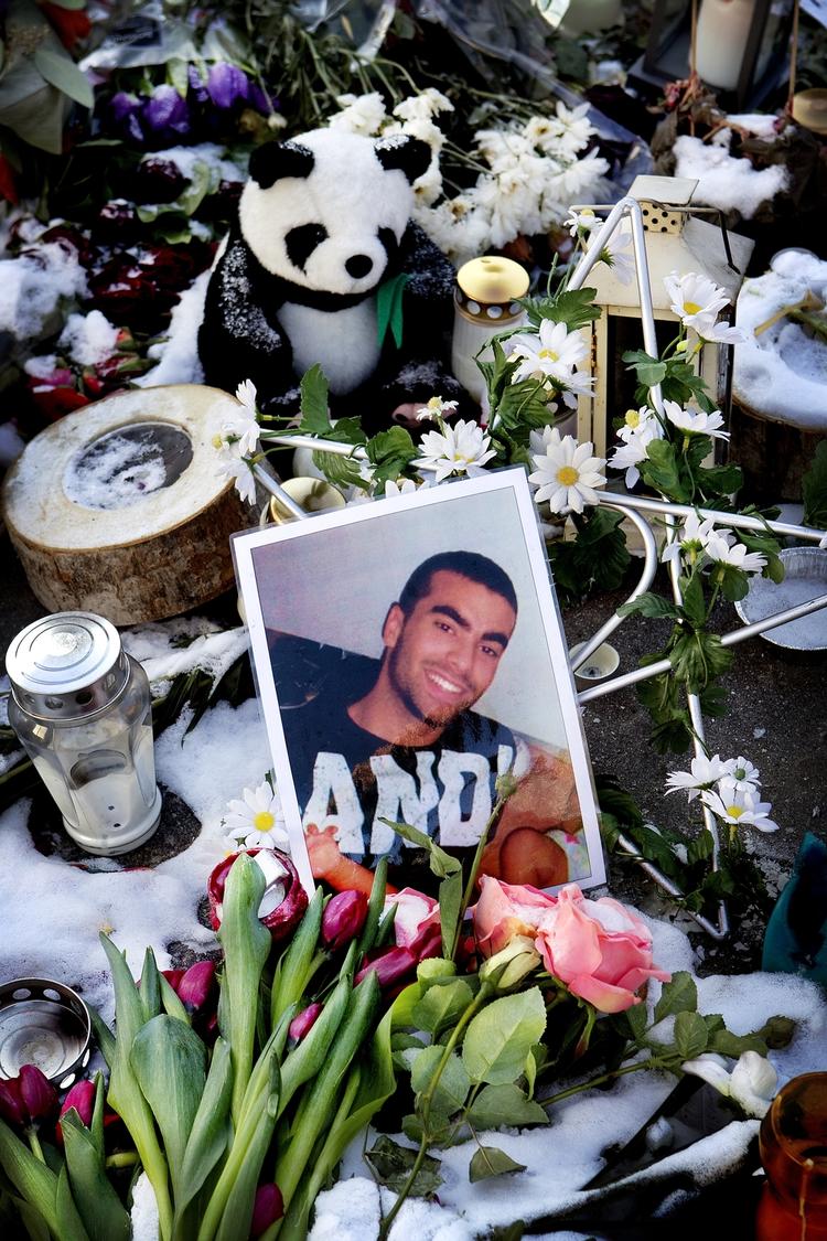 Fredsmarch. 21-årig Cem Aydin mistede livet for en måned siden, da han blev overfaldet og tæsket ihjel af otte til ti unge mænd på Frederiksberg. 