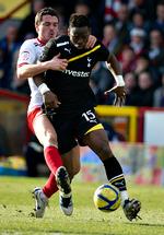 Stop. Ron Henry (bagerst) har godt fat i Tottenhams angriber Louis Saha. 