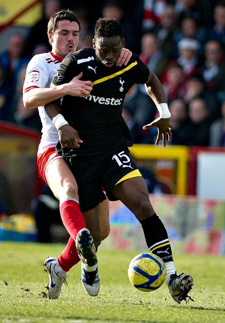 Stop. Ron Henry (bagerst) har godt fat i Tottenhams angriber Louis Saha. 