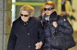 Hollands dronning Beatrix, hendes svigerdatter prinsesse Mabel forlader sygehuset i Innsbruck, hvor prins Johan Frisos ligger indlagt. 