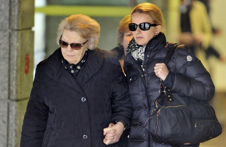 Hollands dronning Beatrix, hendes svigerdatter prinsesse Mabel forlader sygehuset i Innsbruck, hvor prins Johan Frisos ligger indlagt. 