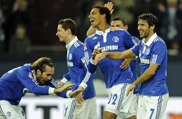 Klasse. Joel Matip (i midten) blev hyldet efter scoringen til 3-0. 