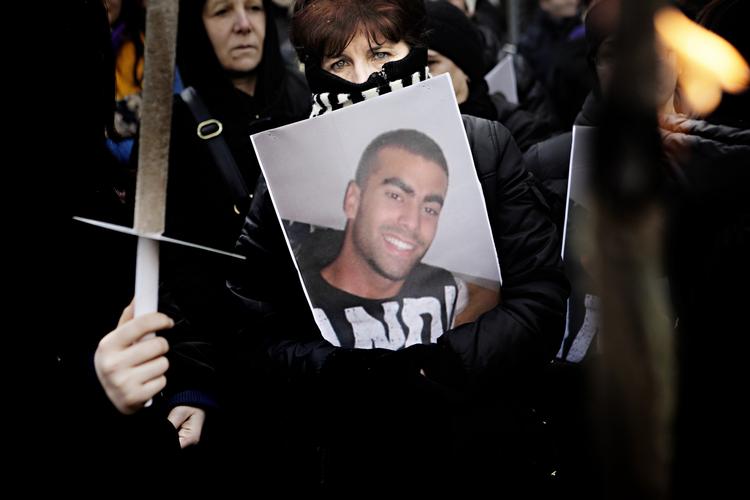 Fredsmarch.  Tusindvis mødte op for at mindes afdøde Cem Aydin.  Her holder en kvinde et billede af Cem Aydin, der døde 19 januar. 