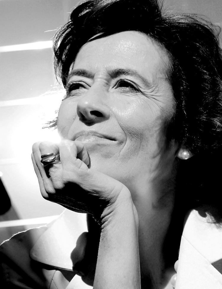 Håndværker. Spanske Julia Navarros bøger vækker ikke læserne af deres litterære slummer. Men de sælger. 