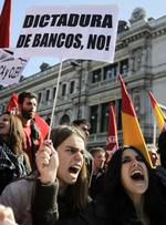 Vrede. Demonstranter i Madrid råber slagord mod regeringen. 