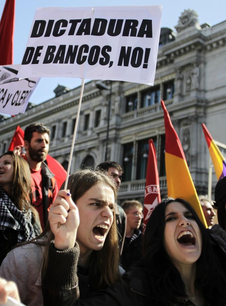 Vrede. Demonstranter i Madrid råber slagord mod regeringen. 