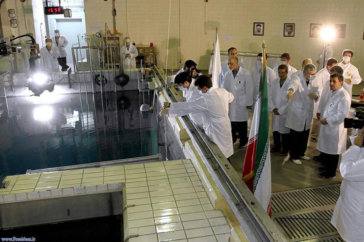 Atomtrussel? Irans præsident, Mahmoud Ahmadinejad (th.) inspicerede i sidste uge en reaktor i Teheran. 