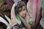 koldt. En lille pige står i kø for at modtage hjælp i en flygtningelejr i Kabul. 