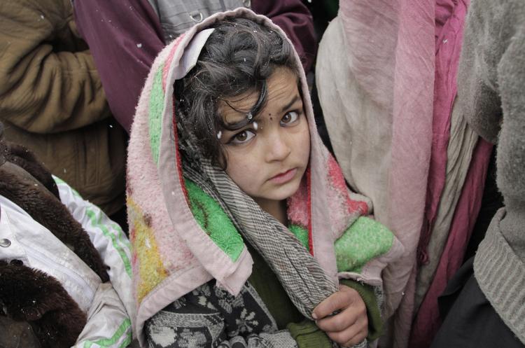 koldt. En lille pige står i kø for at modtage hjælp i en flygtningelejr i Kabul. 