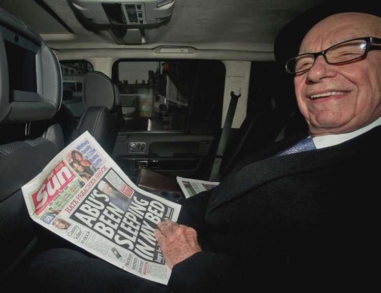 UKUELIG. Mediemogulen Rupert Murdoch lader sig ikke ryste af de mange skandaler, der vælter ned over hans aviser. 