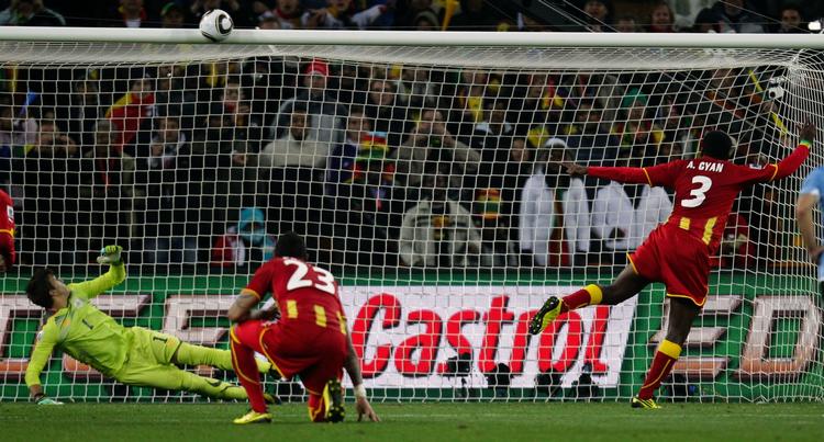 Træværket. Asamoah Gyan (t.h.) havde fået Uruguays målmand til at smide sig, men hans spark ramte overliggeren. 