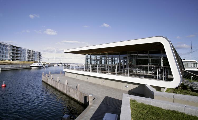 SEJLERFORENING. Kongelig Dansk Yachtklub - hvis klubhus med tilhørende restaurant ses her i Tuborg Havnepark - vil nu overveje kapsejladser efter fartdom til speedbådsfører. 