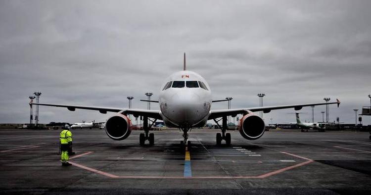 KL. 15.05. Flyet fra Paris ankommer. 