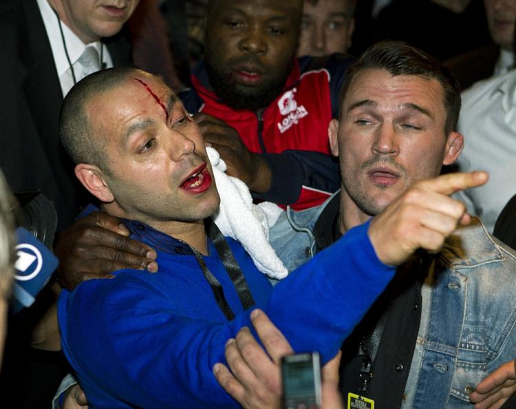 tæsk. En på lampen fik også Adam Booth, David Hayes træner, da der opstod tumult efter en boksekamp i lørdags. 