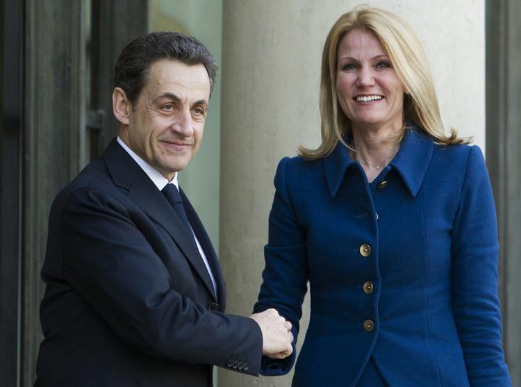 Velkommen. Første besøg hos Sarkozy. Med det obligatoriske håndtryk til ære for kameraerne. 