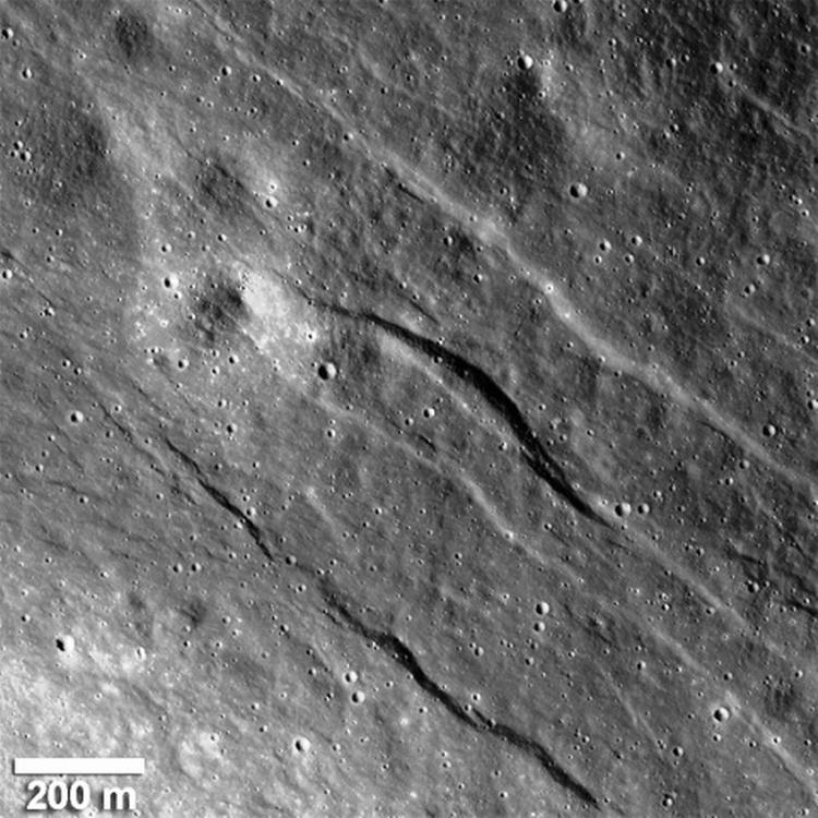 REVNER. Nasa-sondens billeder af nogle af de månerevner, der er kommet bag på forskerne. 