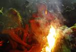 Pilgrimme. Hellige sadhuer på pilgrimsrejse til Shivratrifestivalen i Katmandu i Nepal, hvor de ryger hash for at ære guden Shiva. 