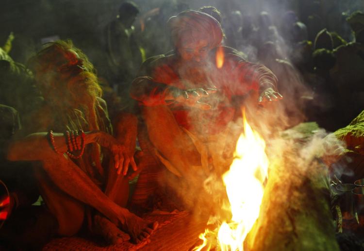 Pilgrimme. Hellige sadhuer på pilgrimsrejse til Shivratrifestivalen i Katmandu i Nepal, hvor de ryger hash for at ære guden Shiva. 