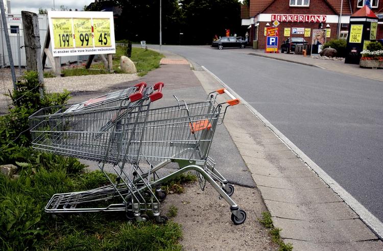 Mad. Det er ikke kun sprutten, der købes på den anden side af grænsen længere. Her er vi ved en grænsebutik i Aventoft ved den dansk tyske grænse. 