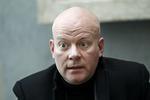 Attitude. En god sviner er med til at sikre underholdningsværdien, mener tv-producent. Dem plejer den farverige Thomas Blachmann at være ganske leveringsdygtig i. Her ses han på dagens pressemøde i DR Byen. 