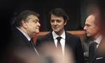 Pyh! Grækenlands finansminister, Evangelos Venizelos (tv.), kan tage hjem med 1.000 milliarder kroner. Her ses han på aftenens og nattens møde med sin franske kollega, Francois Baroin, og Luxemburgs finansminister, Luc Frieden. 