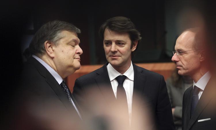 Pyh! Grækenlands finansminister, Evangelos Venizelos (tv.), kan tage hjem med 1.000 milliarder kroner. Her ses han på aftenens og nattens møde med sin franske kollega, Francois Baroin, og Luxemburgs finansminister, Luc Frieden. 