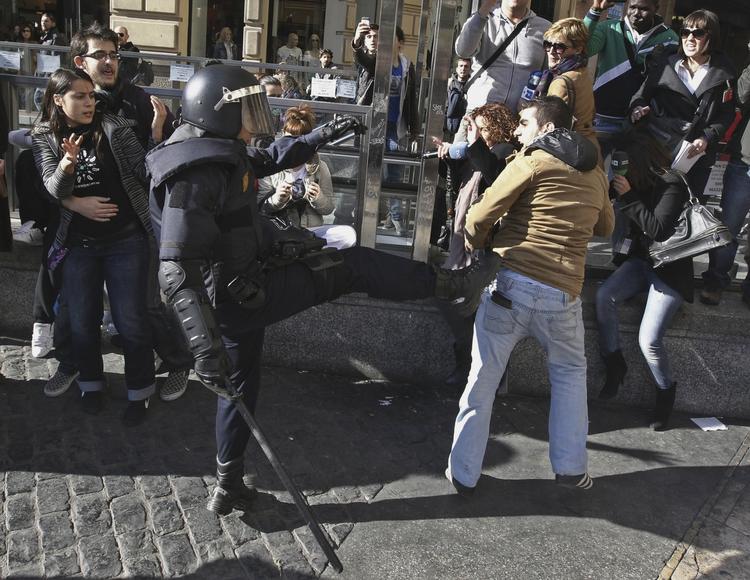 forarmet. Valencia er den mest forgældede region i Spanien, og demonstranterne gik på gaden i protest imod store offentlige nedskæringer. 