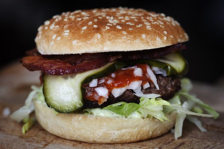 BØFBURGER. Hvem har mon knap to millioner kroner til en burger med kunstig bøf? (Arkivfoto) 