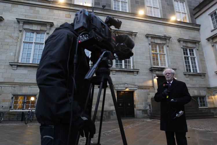 Waiting in vain to catch the prime minister for comment on the divisive toll ring around Copenhagen. 