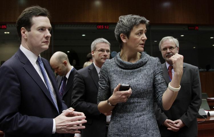 udenfor. Margrethe Vestager og hendes britiske kollega, George Osborne, ved et EU-møde i januar, hvor Grækenlands problemer også blev drøftet. Ingen af dem var med, da eurolandenes finansministre i går vedtog en stor redningspakke til Grækenland. 