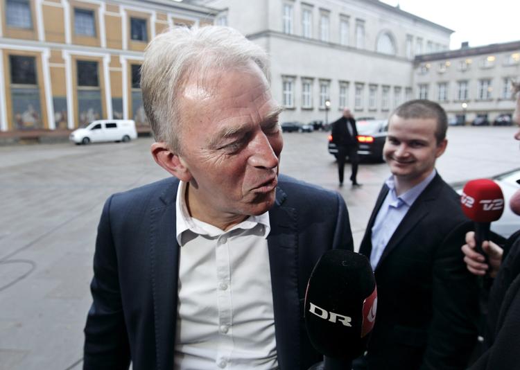 Krisemøde. Ordene er få og ukonkrete fra regeringens ministre, da de ankommer til møde i Statsministeriet. 