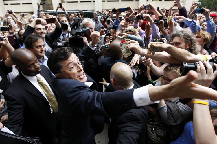 Glæde. Stephen Colbert jublede sammen med sine tilhængere. 