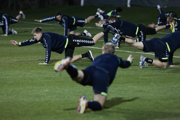 håndsrækning. AGF-spillerne er i øjeblikket på træningslejr i Tyrkiet, og deres oprykning til Superligaen har hjulpet økonomien gevaldigt. 
