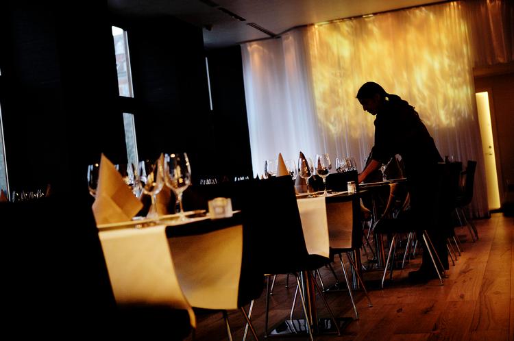 Halv-pris. På kort sigt kan rabatordninger på restaurantbesøg skaffe kunder i butikken. På længere sigt kan man vænne folk til ikke at betale det, det koster at gå på restaurant, lyder kritikken. 