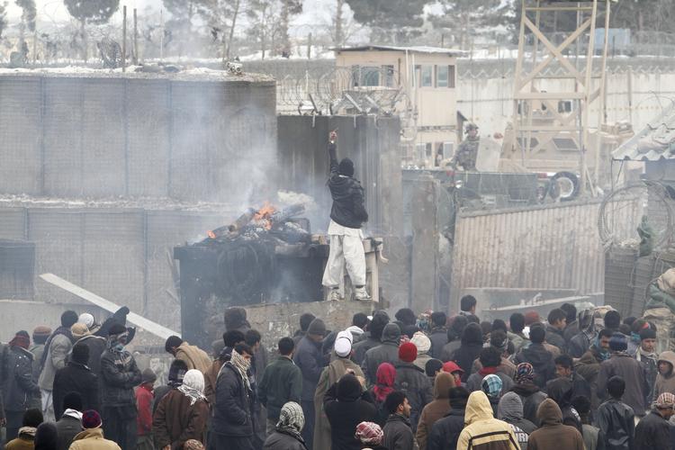 vrede. Over 2.000 demonstranter samledes foran Bagram-basen for at protestere mod koran-afbrændingen. 